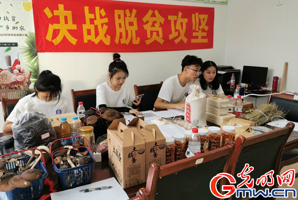 beat365中国唯一官网师生助力直播带货 江津柿子村2小时获赞8.4万